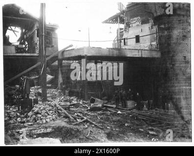 DÉGÂTS des raids AÉRIENS - ponts endommagés en raison des bombes ennemies de l'armée britannique Banque D'Images