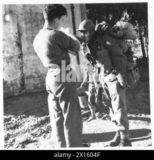 LES ARMÉES ALLIÉES DANS LA CAMPAGNE DE TUNISIE, NOVEMBRE 1942-MAI 1943 - Un soldat britannique donne un verre de bienvenue à un soldat français sur la route de Sedjenane, 11 janvier 1943 Armée britannique, Armée britannique, 1re armée, Armée française Banque D'Images