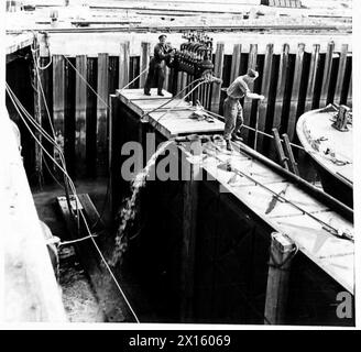 CALE SÈCHE FLOTTANTE À GARELOCHHEAD BRIQUET de 75 TONNES DANS LE QUAI - eau pompée des chars latéraux , armée britannique Banque D'Images