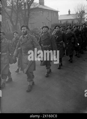 Le 5 janvier 1943, au Royal Marine Depot de Deal, Kent, le révérend John Wallis RNVR marche avec les commandants des Marines qui ont débarqué à Salerne, aidant à soigner les blessés et les mourants. Banque D'Images