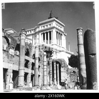 UNE JOURNÉE À ROME AVEC LE MITRAILLEUR SMITH - 'GNR. Smith inspecte le Forum de César, avec le mémorial Victor-Emmanuel en arrière-plan, complétant le contraste entre l'ancienne et la nouvelle armée britannique Banque D'Images