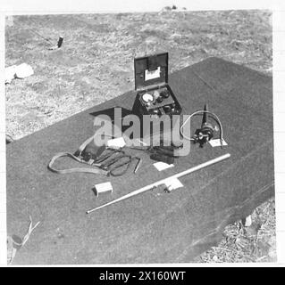 PARACHUTE PATHFINDERS - la 'Crest Beacon', type 'A'. Une balise radio-boussole, non trouvée en dehors du 2ème para indépendant Groupe brigade. Après des échecs antérieurs, a été développé avec succès sous sa forme actuelle par le Capt. Davis, S/Sgt. Ramsbottom et autres de 557 A.O.D. à la demande du para Groupe brigade. On y voit : - A : émetteur radio B : clé de code C : contrepoids Terre d : antenne Bade E : antenne télescopique portée testée en bonnes conditions : 50 - 60 miles portée moyenne garantie : 20 - 30 miles , Armée britannique Banque D'Images