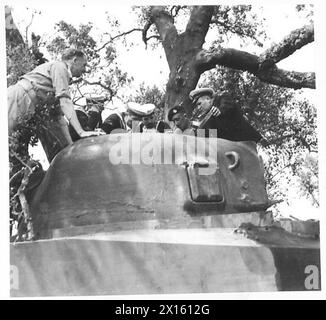 CINQUIÈME ARMÉE : LES MARINS TÊTE DE PONT D'ANZIO FONT LE TOUR DES POSITIONS DE LA CINQUIÈME ARMÉE - TPR. W.S. Noble de la Forge, Dalston, Carlisle explique le fonctionnement d'un char Sherman aux marins. De gauche à droite : - TPR. Noble AB Pretty l/Seaman Hogbin AB Smith OS Keane British Army Banque D'Images