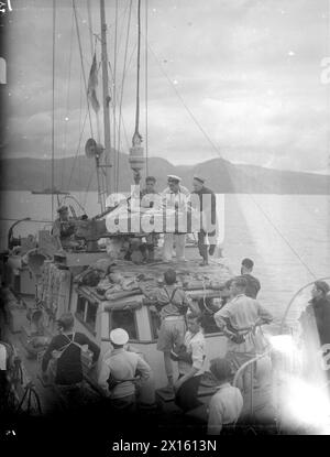 Les troupes britanniques, escortées par quatre croiseurs et destroyers, débarquent au Pirée, en Grèce, en octobre 1944, sous le commandement du contre-amiral J. M. Mansfield, avec des unités de la Royal Hellenic Navy. Une victime de dragueur de mines a été soulevée à bord du croiseur Orion à partir d'un moteur de lancement. Banque D'Images