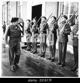 LE CHANCELIER DE L'ÉCHIQUIER VISITE LES CHEFS DE GUERRE ET LE MARÉCHAL MONTGOMERY AVEC 52 (PLAINE) DIV - le commandant en chef inspecte la garde montée par le 1st Mountain Regt RA au QG divisionnaire de l'Armée britannique, 21st Army Group Banque D'Images