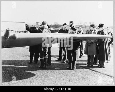 SIR JOHN COLVILLE : GOUVERNEUR DE BOMBAY DÉSIGNÉ : VISITE L'ESCADRON DE COMMANDEMENT DE CHASSE DE BOMBAY. - John Colville, gouverneur désigné de Bombay en visite à l'escadron de Bombay du commandement des chasseurs. (Photo publiée en 1943) Sir John Colville discutant d'un point d'intérêt au sujet de la Spitfire Royal Air Force Banque D'Images