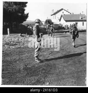 LES ARMÉES ALLIÉES DANS LA CAMPAGNE DE TUNISIE, NOVEMBRE 1942-MAI 1943 - les troupes françaises approchent d'un carrefour contrôlé par un policier militaire britannique, probablement à Sedjenane, le 11 janvier 1943 Armée britannique, Armée britannique, 1ère armée, Armée britannique, corps de police militaire, Armée française Banque D'Images