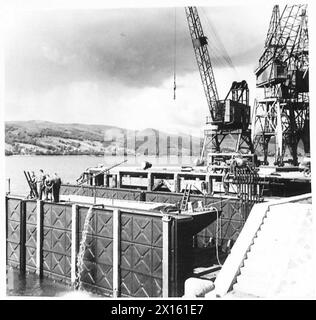 CALE SÈCHE FLOTTANTE À GARELOCHHEAD BRIQUET de 75 TONNES DANS LE QUAI - eau pompée hors des chars latéraux, armée britannique Banque D'Images