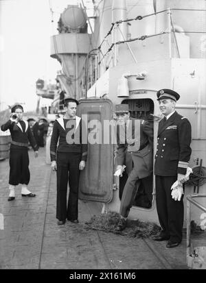 VISITE DU GÉNÉRAL DE GAULLE ET DE L'AMIRAL MUSELIER DANS UN PORT NAVAL. LE 1940, LE CHEF DES FORCES FRANÇAISES LIBRES, LE GÉNÉRAL CHARLES DE GAULLE, ACCOMPAGNÉ DE L'AMIRAL MUSELIER, VISITA DES NAVIRES FRANÇAIS HABITÉS PAR DES MEMBRES DES FORCES NAVALES FRANÇAISES LIBRES DANS UN PORT BRITANNIQUE. - À bord du sloop français LA MOQUESE Banque D'Images