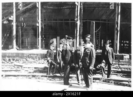 MR.WINSTON CHURCHILL VISITE LE NORD-EST - le premier ministre dans un chantier naval qu'il a visité lors de sa tournée British Army Banque D'Images