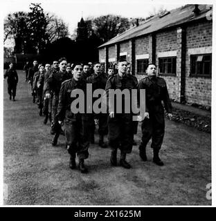 DANS Un CENTRE D'ENTRAÎNEMENT PRIMAIRE, IRLANDE DU NORD - recrues de deux jours marchant, armée britannique Banque D'Images