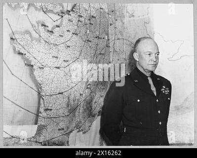 GÉNÉRAL DWIGHT d EISENHOWER 1942 - 1945 - Eisenhower, devant une carte du Nord-Ouest de l'Europe à son quartier général de Londres. C'était au cours de la période où Eisenhower a assumé le rôle de Commandement suprême de l'invasion projetée de l'Europe Eisenhower, Dwight David Banque D'Images