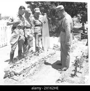 MISSION MILITAIRE CHINOISE EN AFRIQUE DU NORD - membres de la Mission à côté de la tombe de l'armée britannique d'un aviateur allemand Banque D'Images