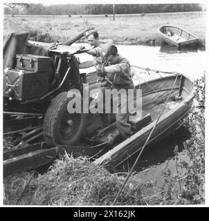 MATÉRIEL DE TRANSPORT À TRAVERS UNE RIVIÈRE - UN 2-PDR. canon antichar abaissé en deux bateaux pliants. Une autre méthode pour obtenir les canons à travers les rivières British Army Banque D'Images