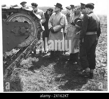 LE SECRÉTAIRE D'ÉTAT À LA GUERRE REND VISITE AUX TROUPES - le secrétaire d'État à la guerre, Sir James Grigg, inspecte un char de crocodile de l'armée britannique Banque D'Images