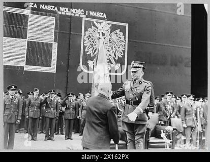 Le standard de l'armée de l'air polonaise, fabriqué à Wilno sous occupation soviétique, a été introduit en contrebande via la Suède en Grande-Bretagne et présenté au général Władysław Sikorski à la RAF Swinderby le 16 juillet 1941. Le maréchal de l'air Charles Portal et le chef d'escadron Marian Piotrowski ont assisté à la cérémonie. Banque D'Images