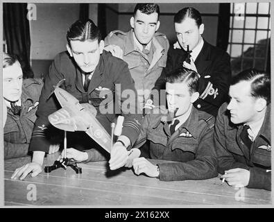 EMPIRE CENTRAL FLYING SCHOOL : AIR UNIVERSITY OF THEALLIED NATIONS. - (Photo publiée en 1943) 8186. Des officiers de l'E.C.F.S. étudient comment l'air passe devant un avion en vol. Une soufflerie montée sur le banc fournit un flux d'air au-dessus du modèle d'avion, qui peut être incliné à différentes altitudes de vol. L'écoulement sur les ailes est démontré par le comportement des touffes de laine sur leurs surfaces supérieures. Les tourbillons d'air à l'extrémité de l'aile sont illustrés par la rotation du petit moulin à vent tenu par le commandant de l'aile australienne Royal Air Force Banque D'Images