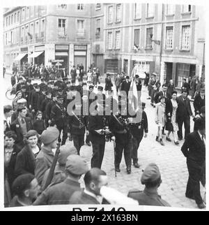 JOUR DE LA BASTILLE À BAYEUX - vétérans français de la dernière guerre en procession au Mémorial de la Guerre à Bayeux où un service a eu lieu dans le cadre des célébrations du jour de la Bastille Armée britannique, 21ème Groupe d'armées Banque D'Images