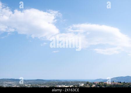 Grasse, ville provençale française dans le département des Alpes-Maritimes en région Provence-Alpes-Côte d'Azur le 8 août 2022. Grasse, commune française Banque D'Images