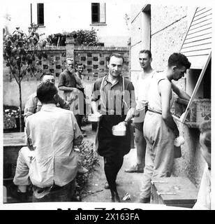 INVASION DE L'ITALIE : CINQUIÈME ARMÉE - la police civile italienne, qui travaille maintenant avec la police militaire britannique à Salerne, tire ses rations de l'une des cuisines britanniques British Army Banque D'Images