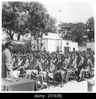 LE MARÉCHAL ALEXANDER CONTINUE SA TOURNÉE EN GRÈCE - le maréchal parle aux hommes du 30e régiment de campagne, R.A British Army Banque D'Images