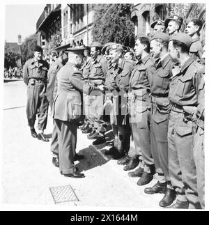 LORD MAYOR OF LONDON PRÉSENTE DES FRAGMENTS DE CLOCHE D'ARC À Une DIVISION LONDONIENNE - le Lord Mayor étant présenté aux officiers lors de la cérémonie de présentation, British Army Banque D'Images