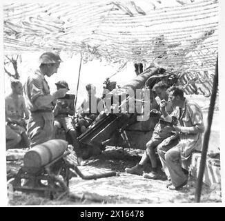 INVASION DE LA SICILE GORNALUNGA, près de CATANE - équipage d'un 5,5 ayant un déjeuner rapide entre les tirs British Army Banque D'Images