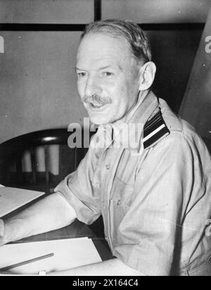 OPÉRATIONS DE LA ROYAL AIR FORCE EN EXTRÊME-ORIENT, 1941-1945. - Le maréchal en chef de l'Air Sir Robert Brooke-Popham, commandant en chef du Commandement d'extrême-Orient, photographié lors d'une conférence de planification à son quartier général à la base navale de Singapour Brooke-Popham, Henry Robert Moore, Commandement britannique d'extrême-Orient Banque D'Images