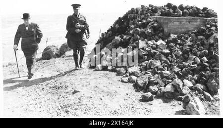 MR.WINSTON CHURCHILL VISITE LE NORD-EST - Mr. Winston Churchill marchant le long de la côte pendant sa tournée British Army Banque D'Images