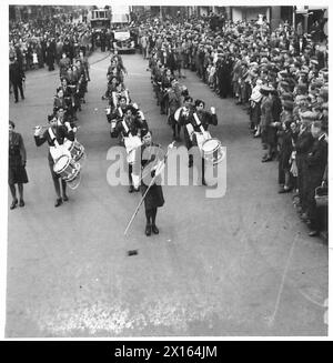 LA BANDE ATS VISITE L'IRLANDE DU NORD - la bande arrive à l'hôtel de ville de Belfast où la réception a eu lieu l'armée britannique Banque D'Images