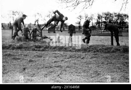 Les parachutistes de l'armée britannique récupèrent des armes dans un conteneur d'équipement largué et mènent une attaque sur un aérodrome lors d'une opération aéroportée. Banque D'Images