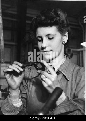 FORMATION POUR LE TRAVAIL DE GUERRE AU CENTRE DE FORMATION DU MINISTÈRE DU TRAVAIL DE CHELSEA POLYTECHNIC, LONDRES, ANGLETERRE, 1941 - Un stagiaire lit un micromètre au Centre de formation du Ministère du travail de Chelsea Polytechnic Banque D'Images