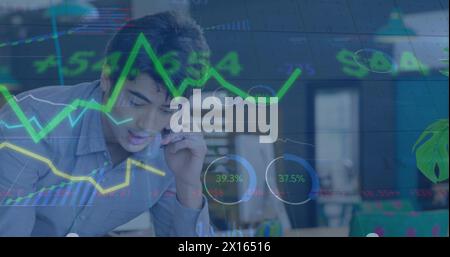 Image de l'interface infographique sur l'homme caucasien appuyé sur le bureau et parlant sur le téléphone portable Banque D'Images