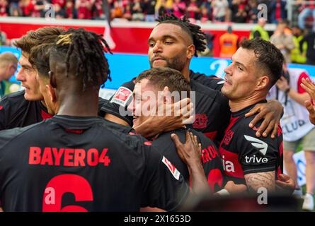 Florian Wirtz, Lev 10 célèbre son but, heureux, rire, célébration, 3-0 avec granit Xhaka, Lev 34 dans le match BAYER 04 LEVERKUSEN - SV WERDER BRÊME 5-0 le 14 avril 2024 à Leverkusen, Allemagne. Saison 2023/2024, 1.Bundesliga,, Journée 29, 29.Spieltag photographe : ddp images / STAR-images - LA RÉGLEMENTATION DFL INTERDIT TOUTE UTILISATION DE PHOTOGRAPHIES comme SÉQUENCES D'IMAGES et/ou QUASI-VIDÉO - Banque D'Images