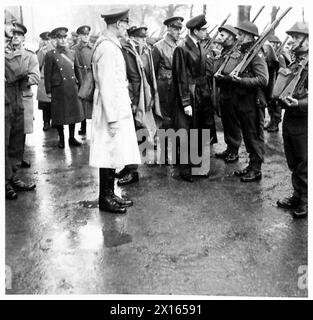 LE DUC DE KENT VISITE L'IRLANDE DU NORD - le duc inspecte les hommes de la 2nd Wiltshire Regt British Army Banque D'Images