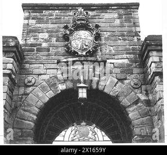 RÉGIMENTS ÉCOSSAIS (pour bibliothèque photographique) - The King's Own Scottish Borderers. The Depot Gateway, montrant les armoiries, Berwick-on-Tweed British Army Banque D'Images