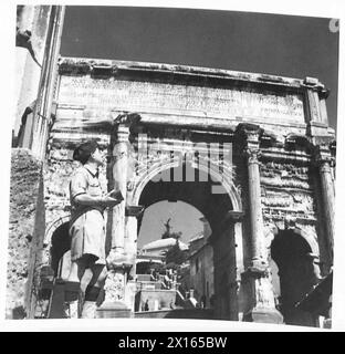 Une JOURNÉE À ROME AVEC LE MITRAILLEUR SMITH - la belle Arc de Settimio Severo dans l'armée britannique du Forum romain Banque D'Images