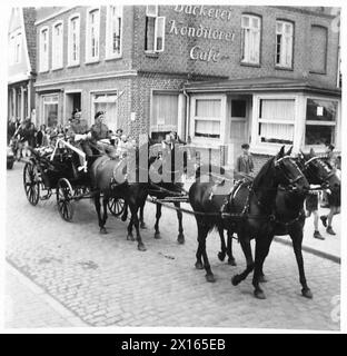 MARIAGE MILITAIRE EN ALLEMAGNE OCCUPÉE - le chariot qui traverse les rues British Army, 21st Army Group Banque D'Images