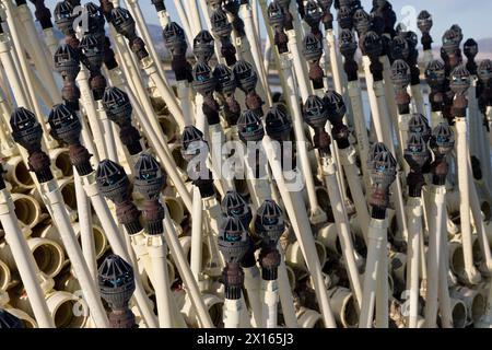 Gicleurs d'irrigation avec têtes de gicleurs en attente de plantation de grandes cultures, comté de Riverside, Californie, États-Unis. Banque D'Images