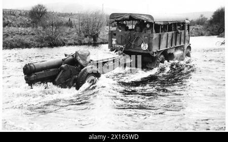 Des tracteurs et des obusiers de 6 pouces traversent un ruisseau écossais en Écosse, documenté par l'armée britannique. Banque D'Images