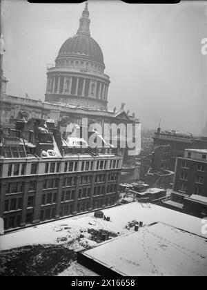 DÉGÂTS CAUSÉS PAR LA BOMBE À LONDRES, ANGLETERRE, JANVIER 1942 - Une vue de la cathédrale Saint-Paul à travers les dégâts causés par la bombe et la neige Banque D'Images