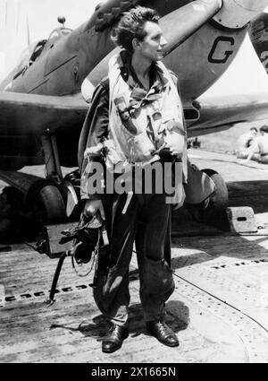 AVIATEURS DE LA MARINE AVEC LA FLOTTE DES INDES ORIENTALES BRITANNIQUES. 28 JUIN 1945, COLOMBO, HOMMES DU 809E ESCADRON DE LA 3E AILE DE CHASSE NAVALE À BORD DU HMS STALKER, UN PORTE-AVIONS BRITANNIQUE DES INDES ORIENTALES. - Lieut (A) A O Fry, RNVR, du comté de Blackrock, Dublin, servant avec la flotte britannique des Indes orientales Banque D'Images