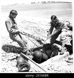 BIZERTA - quai de Bizerta : ingénieurs américains excavant des charges explosives de l'armée britannique Banque D'Images