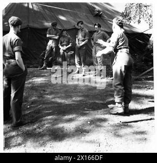 Une BRIGADE DE SERVICE SPÉCIAL SE PRÉPARE À L'ACTION - pendant les périodes de détente, certains des hommes ont joué des quits de table. Sur cette photo, le soldat Maunder de Worcester est vu lancer l'armée britannique Banque D'Images