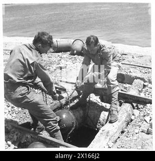 BIZERTA - quai de Bizerta : ingénieurs américains excavant des charges explosives de l'armée britannique Banque D'Images