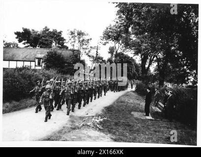 LE SECRÉTAIRE AUX COLONIES INSPECTE LES TROUPES CHYPRIOTES - les troupes chypriotes marchent devant le secrétaire aux colonies dans une voie typiquement anglaise de l'armée britannique Banque D'Images