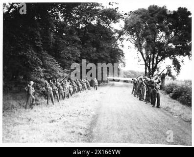 Les membres du York and Lancaster Regiment mènent un entraînement au tir de volée simulant une attaque aérienne sous la supervision de l'armée britannique. Banque D'Images