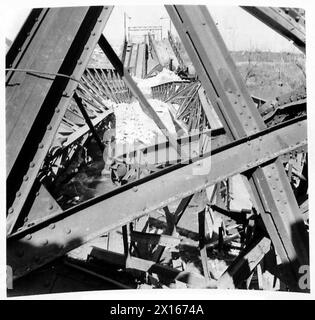 TRAVERSÉE DU VOLTURNO - pont ferroviaire soufflé sur le Volturno, à 1 kilomètre à l'ouest de Cancello E. Arnone Armée britannique Banque D'Images