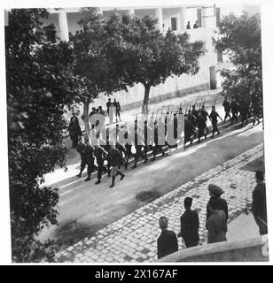 LES ARMÉES ALLIÉES DANS LA CAMPAGNE DE TUNISIE, NOVEMBRE 1942-MAI 1943 - Régiment de zouaves français défilant après un défilé cérémoniel en l'honneur du brigadier-général Robert McClure, chef des services de renseignement américains, à Alger, le 16 janvier 1943 Armée américaine, Armée française, McClure, Robert Alexis Banque D'Images