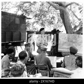 CONFÉRENCE DES COMMANDANTS DU CORPS - LIEUT. Le général McCreery s'adresse à ses commandants de campagne de l'armée britannique Banque D'Images